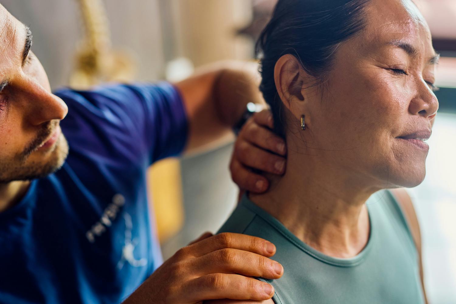 Bosse de bison : d'où vient cette déformation ? Comment la corriger ?