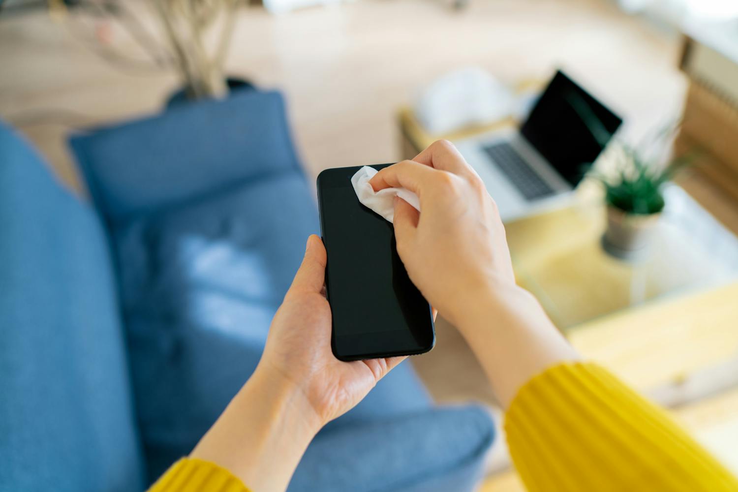 Téléphone, sac à main, éponge… comment se protéger des bactéries ?