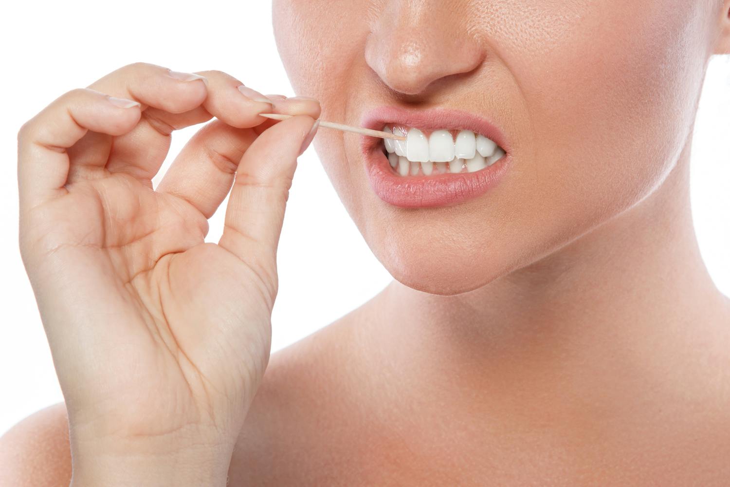 Utiliser un cure-dents : bonne ou mauvaise idée ?