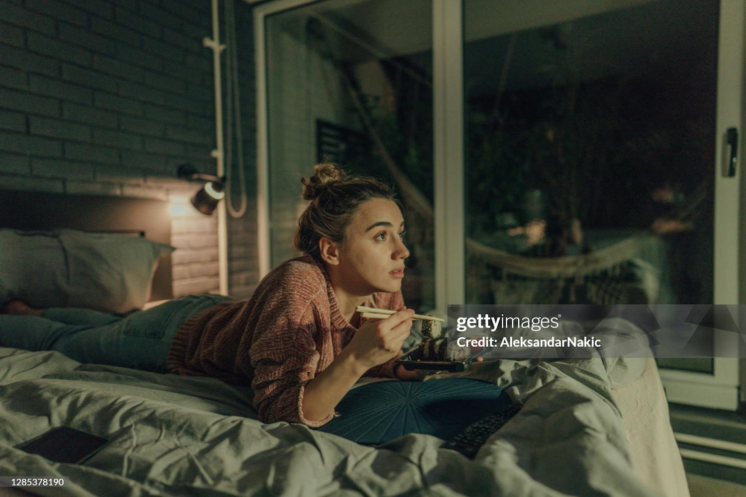 À quelle heure faut-il manger le soir pour bien dormir ?