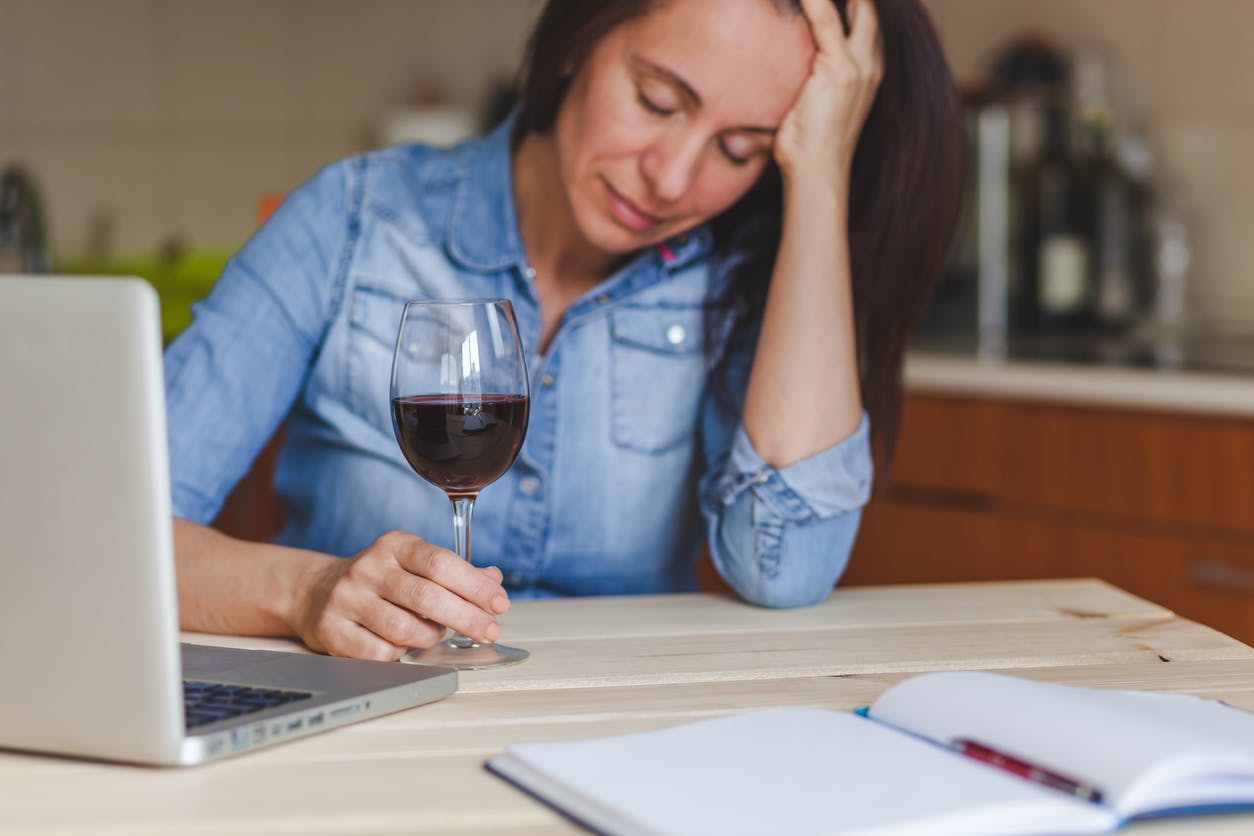 Alcoolisme : que signifie être dépendant à l'alcool ?