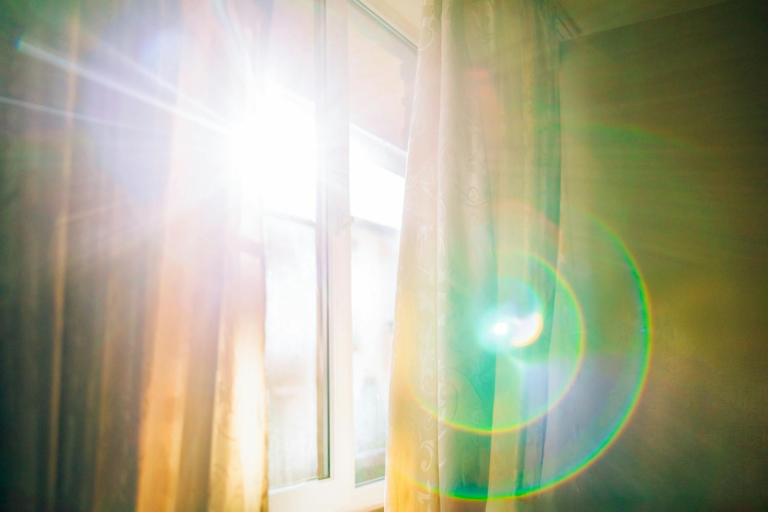 Canicule : faut-il quand même aérer la maison ou garder les fenêtres fermées ?