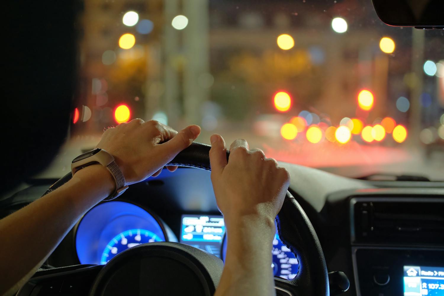 Peur de conduire la nuit : causes, symptômes et traitements